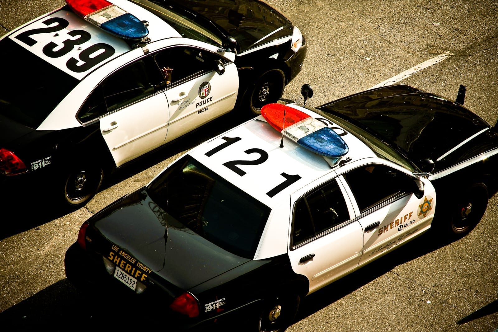 Police cars of the Los Angeles County Sheriff: image by James (Flickr: Old and new police cars), CC BY 2.0, via Wikimedia Commons, no changes.