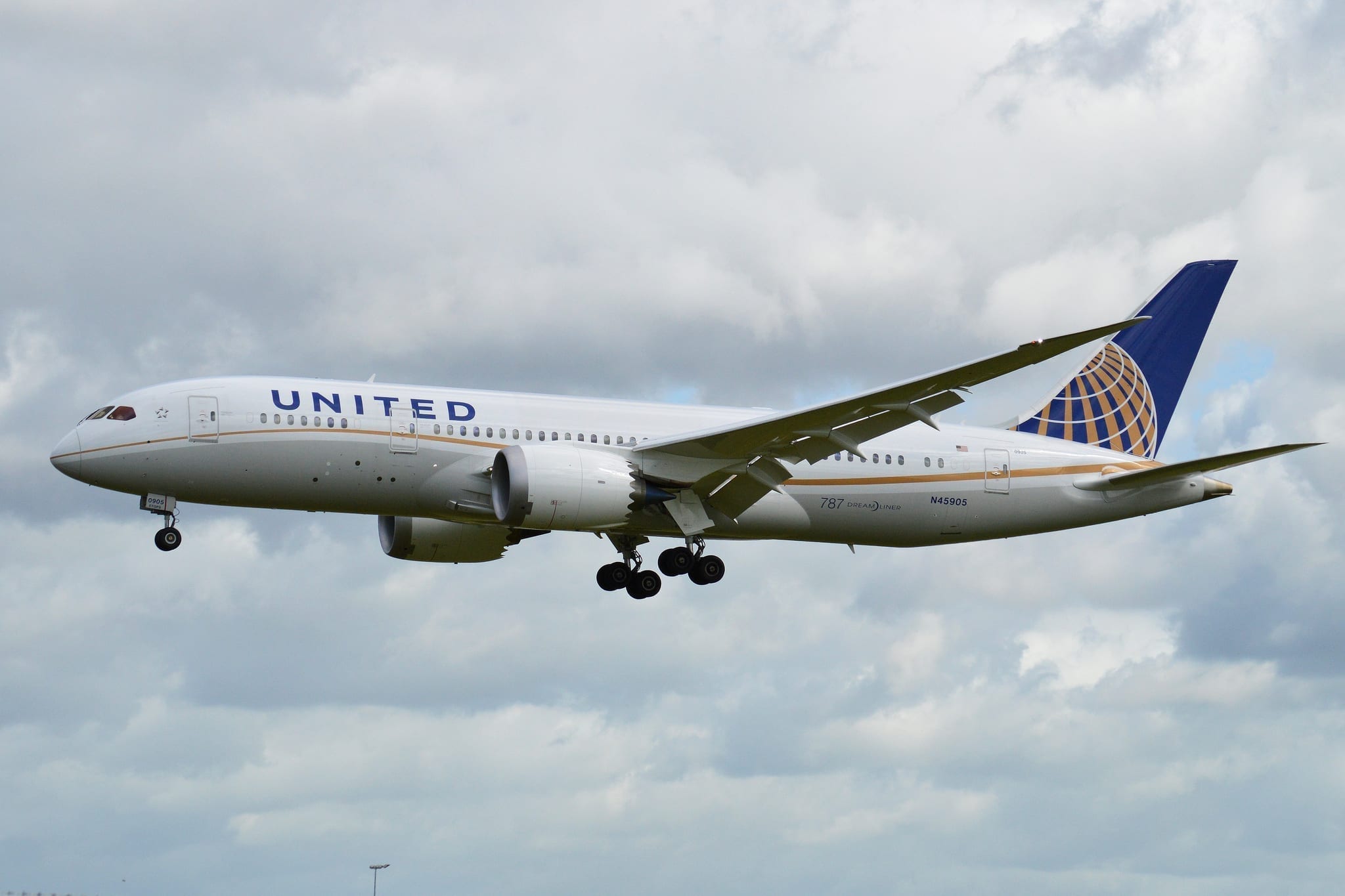 Boeing 787-8 'N45905' United Airlines; photo by Alan Wilson, via Flickr, CC BY-SA 2.0, no changes.