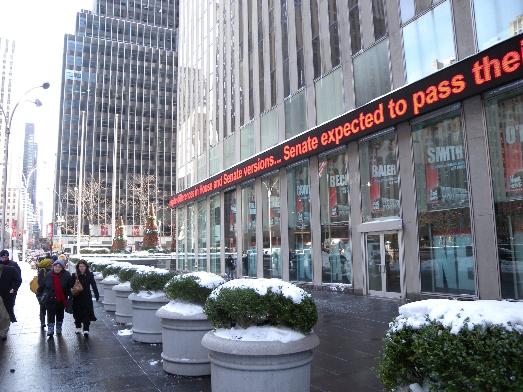 Looking east towards 6th Avenue along north (48th Street) side of Fox News building on a snowy afternoon. Image by Jim.henderson, CC0, from Wikimedia Commons.
