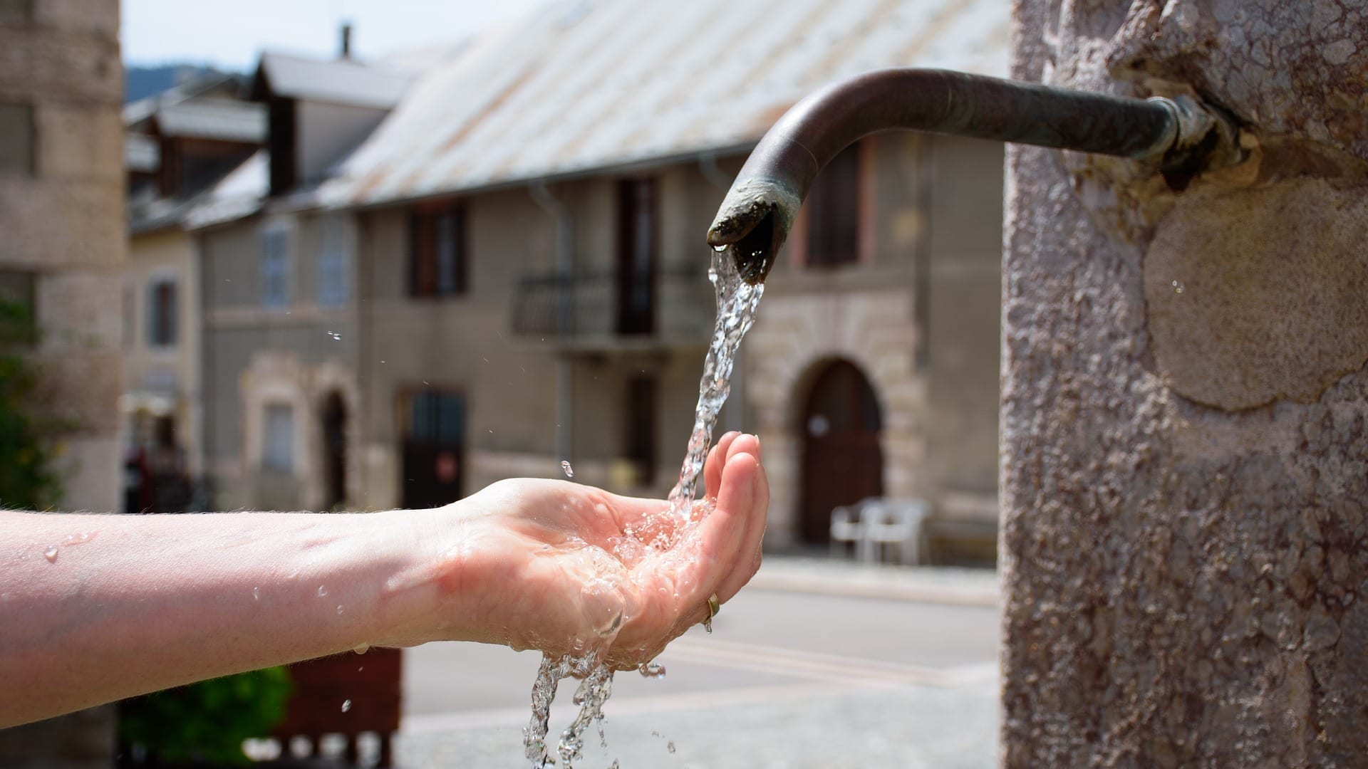 Water flowing from tap to hand; image courtesy cripi www.pixabay.com via CC0.