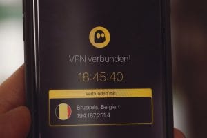 Smartphone with “VPN verbunden” (“VPN connected”) on screen; image by Markus Spiske, via Unsplash.com.