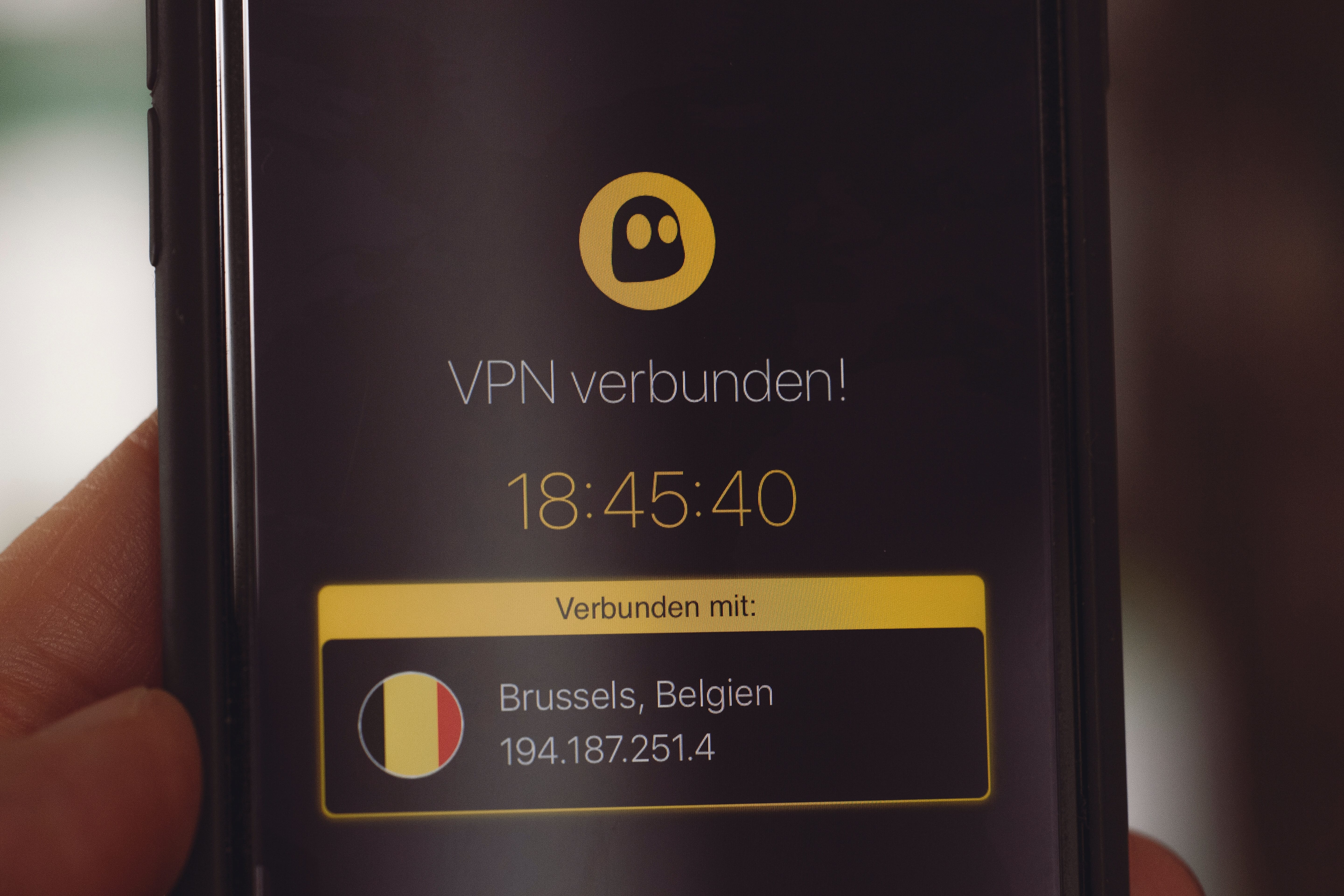 Smartphone with “VPN verbunden” (“VPN connected”) on screen; image by Markus Spiske, via Unsplash.com.