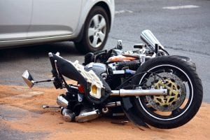 A fallen motorcycle. Image via Wikimedia Commons/user: Optimal claim. (CCA-BY-4.0).