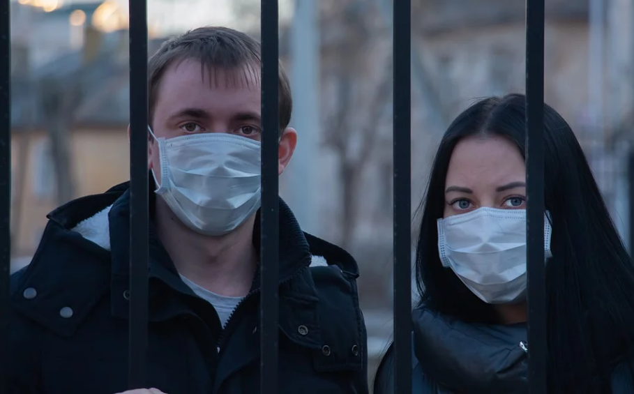 Individuals wearing masks during coronavirus outbreak; Image via Pixabay. Public domain.