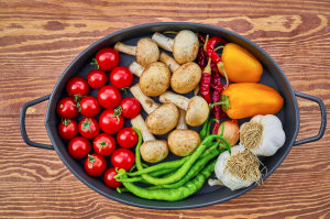 Casserole pan with tomatoes, mushrooms, peppers, garlic, and onions; image by Engin_Akyurt, via Pixabay.com.