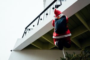 Peruvian Police Dressed as Santa, Elf Arrest Drug Dealer