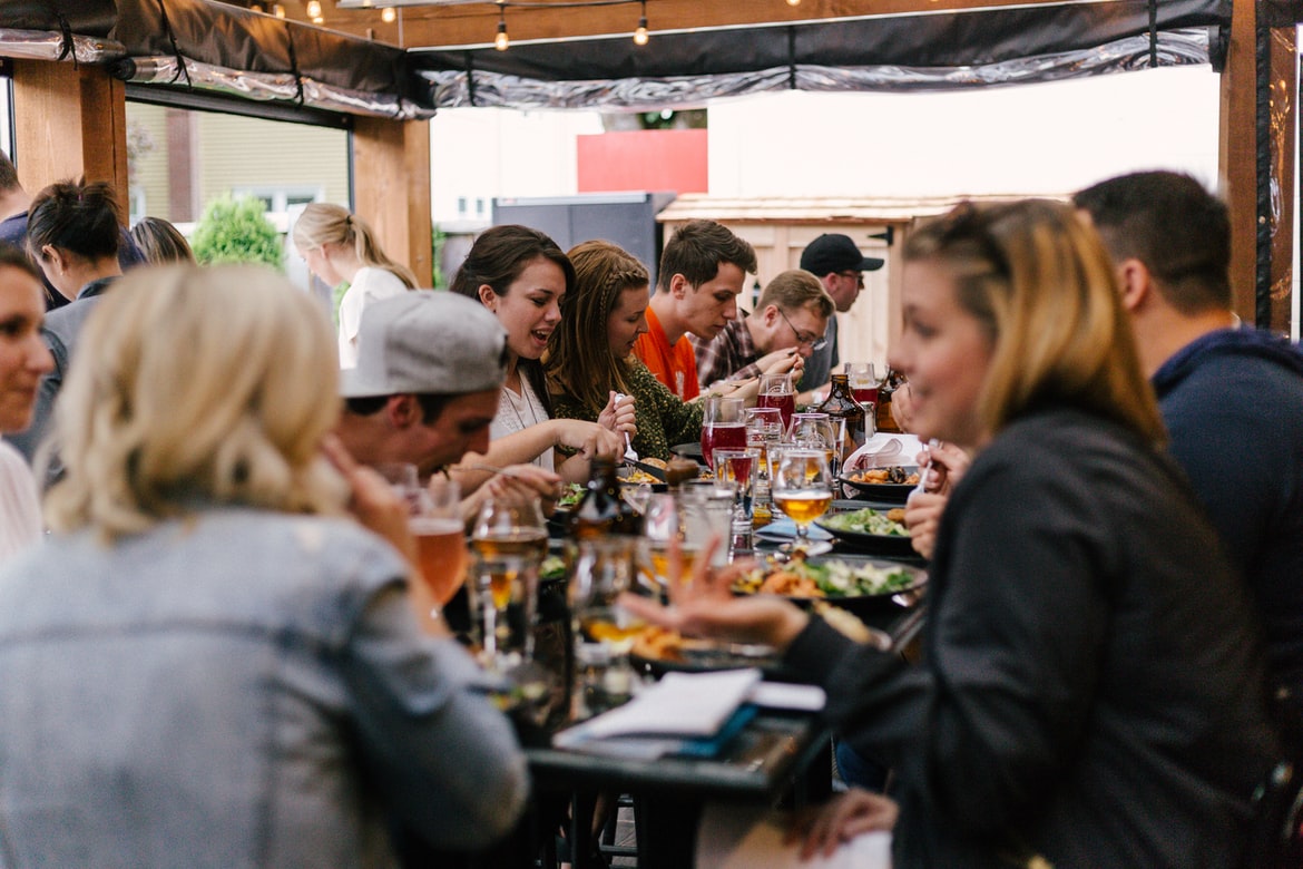A typical crowded restaurant from before the pandemic.