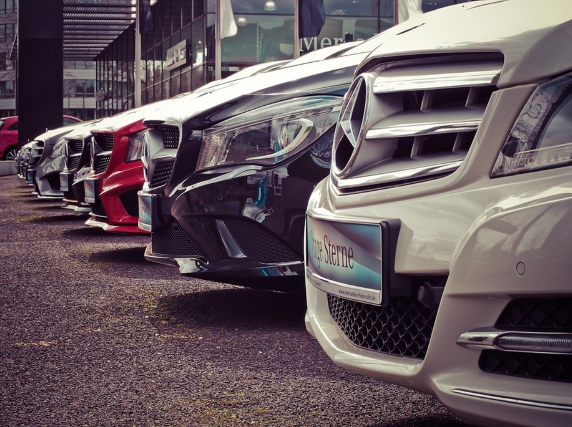 Row of Mercedes cars; image by 652234, vi Pixabay.com.