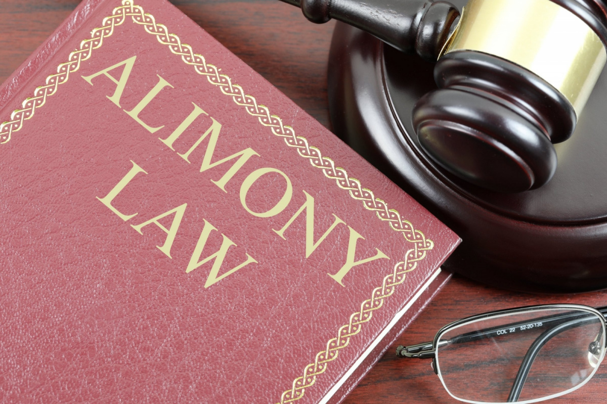 Book with alimony law written on the front cover together with a gavel and block and a pair of glasses. Image by Nick Youngson CC BY-SA 3.0