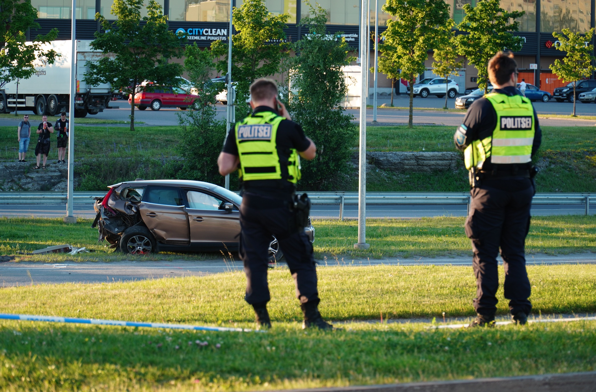 Police at accident scene; image by Ilja Nedilko, via Unsplash.com.