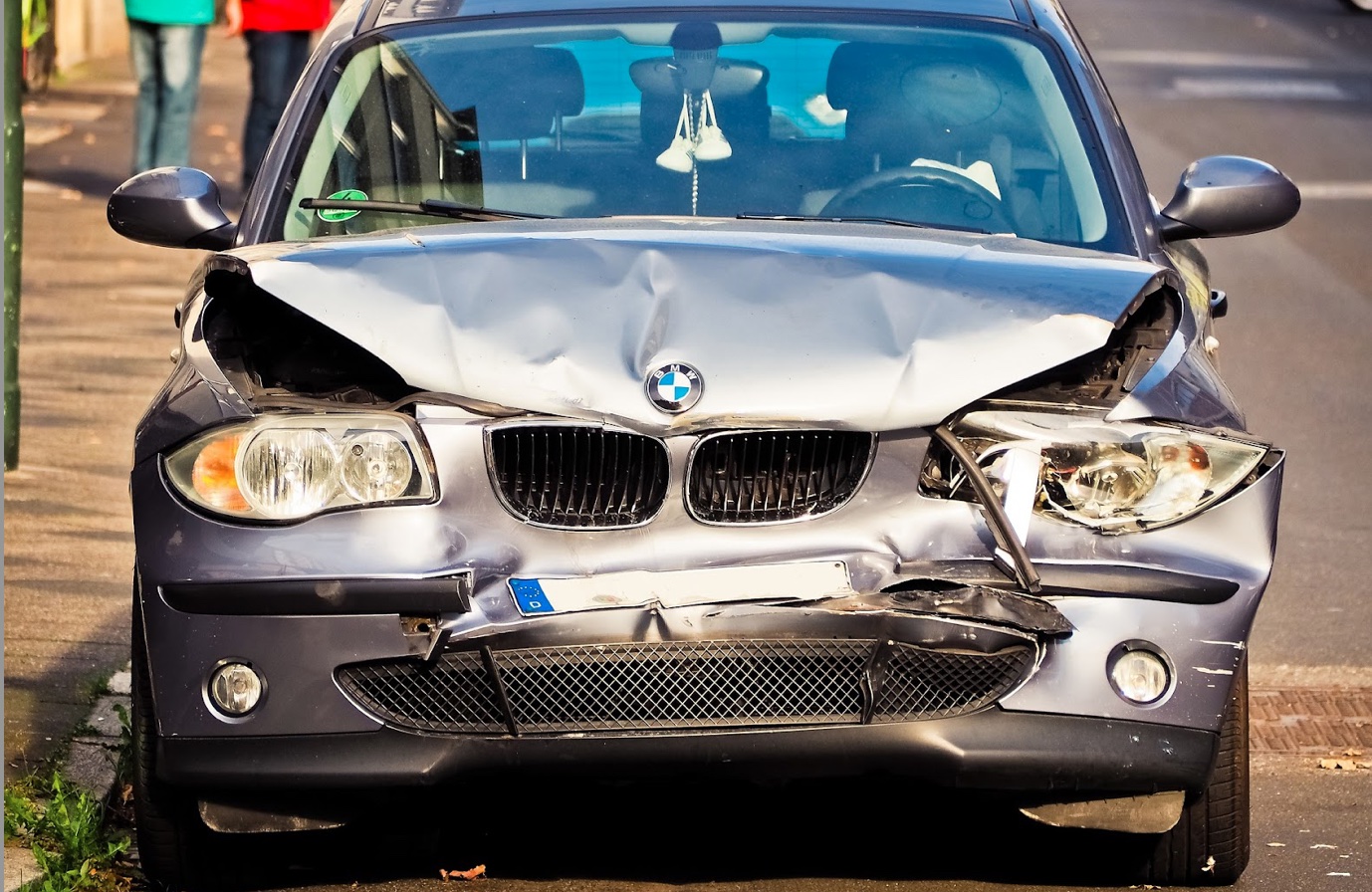 Car with front-end damage; image by 652234, via Pixabay.com.