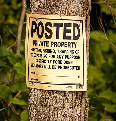 A typical sign posted to mark the boundary of private property and forbid trespassing.