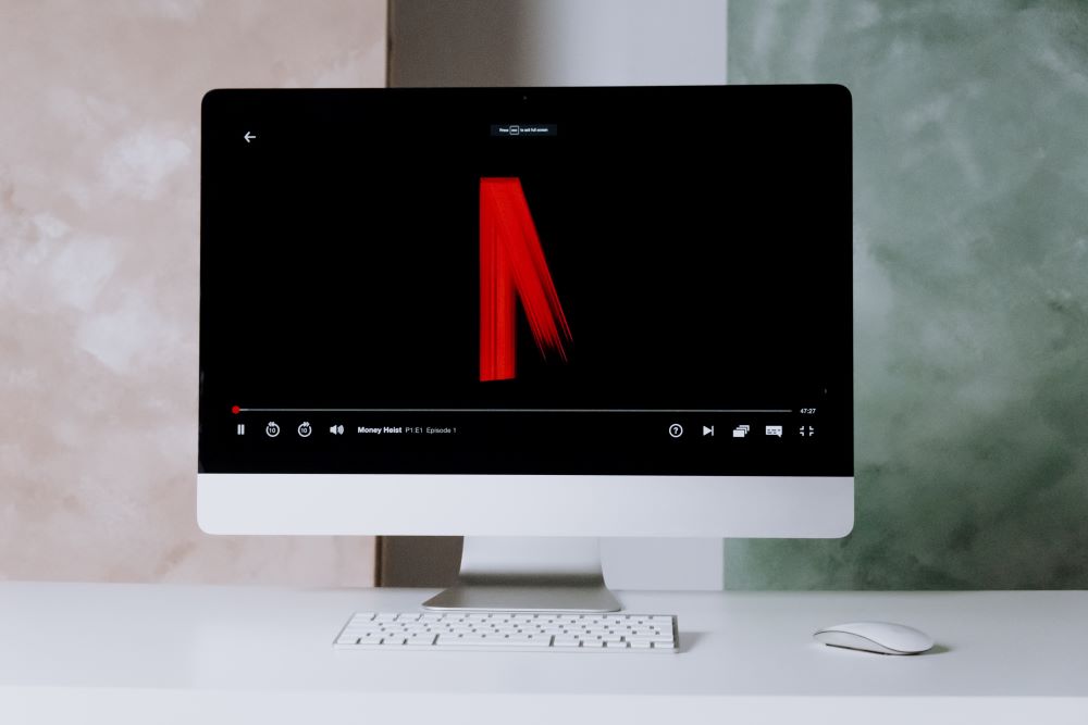 Netflix Rolls Out Magenta Light to Replace Green Screen