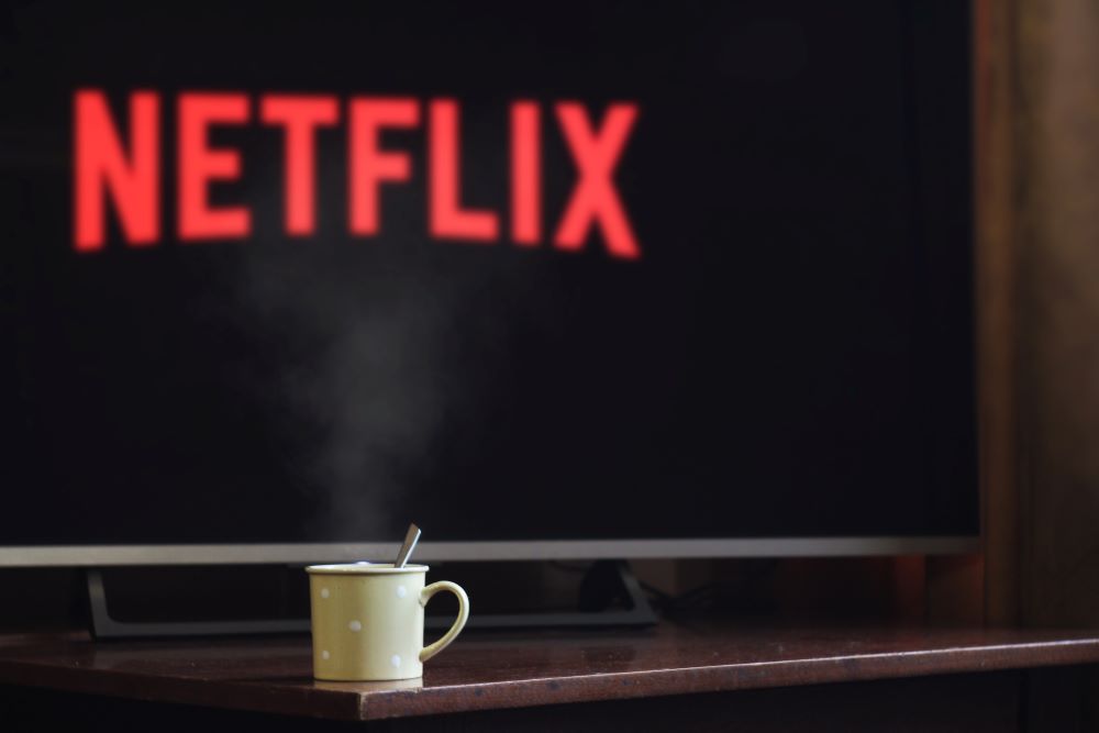 Netflix Rolls Out Magenta Light to Replace Green Screen