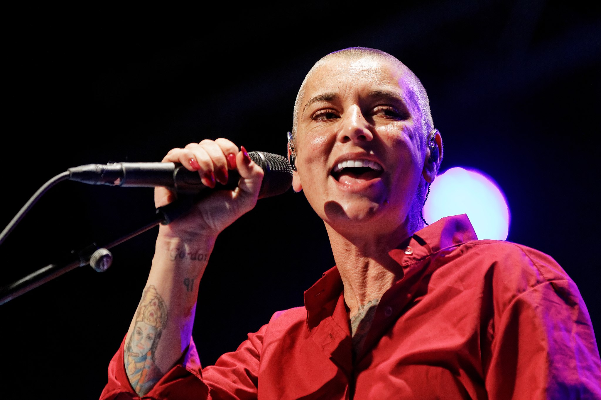 Sinéad O’Connor in concert at the Festival de Cornouaille in 2014. Image by Thesupermat, CC BY-SA 3.0, via Wikimedia Commons.