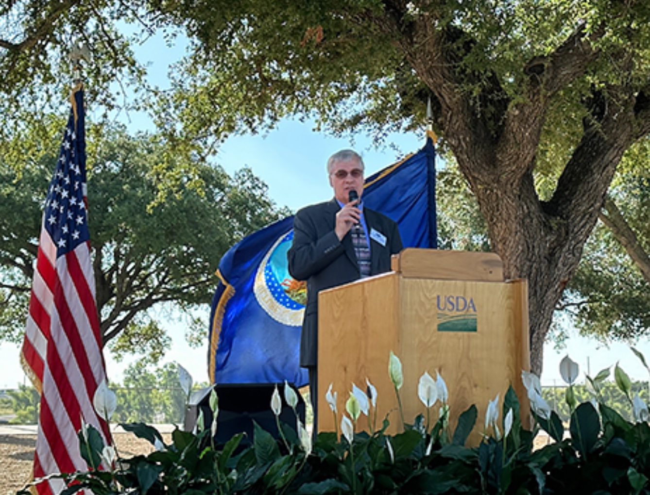 Dr. Steven Kappes, ARS Associate Administrator, kicks off USDA-ARS ribbon cutting ceremony for the newly-renovated ARS Grassland, Soil & Water Research Laboratory in Temple, Texas. Image courtesy of USDA.