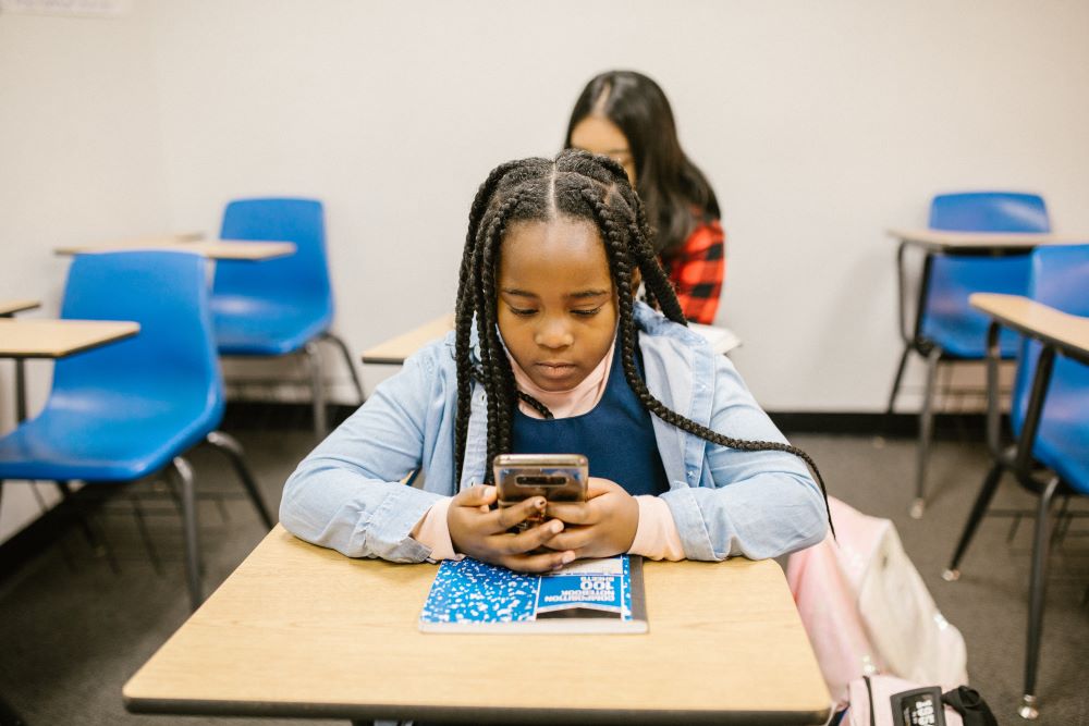 Schools are Rolling Out New No-phone Policies