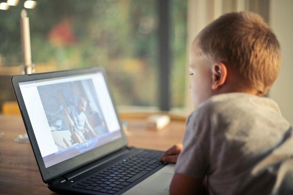 Early Screen Time Linked to Lower Test Scores