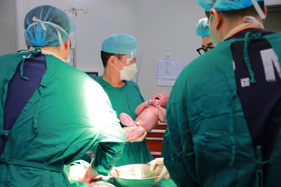 Newborn c-section baby; image by BabyMin, via Pixabay.com.