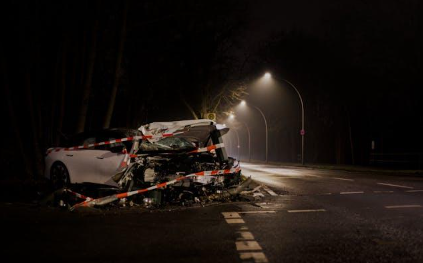 Nighttime car accident; image by Julien, via Pexels.com.