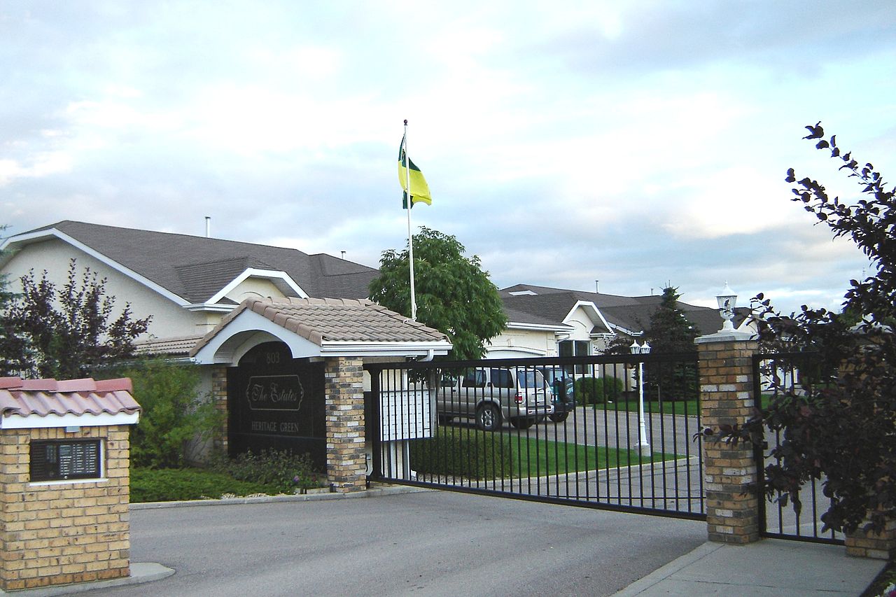 Entrance to a guarded gated community in Saskatoon, Canada. Image by Parihav at the English-language Wikipedia, CC BY-SA 3.0.