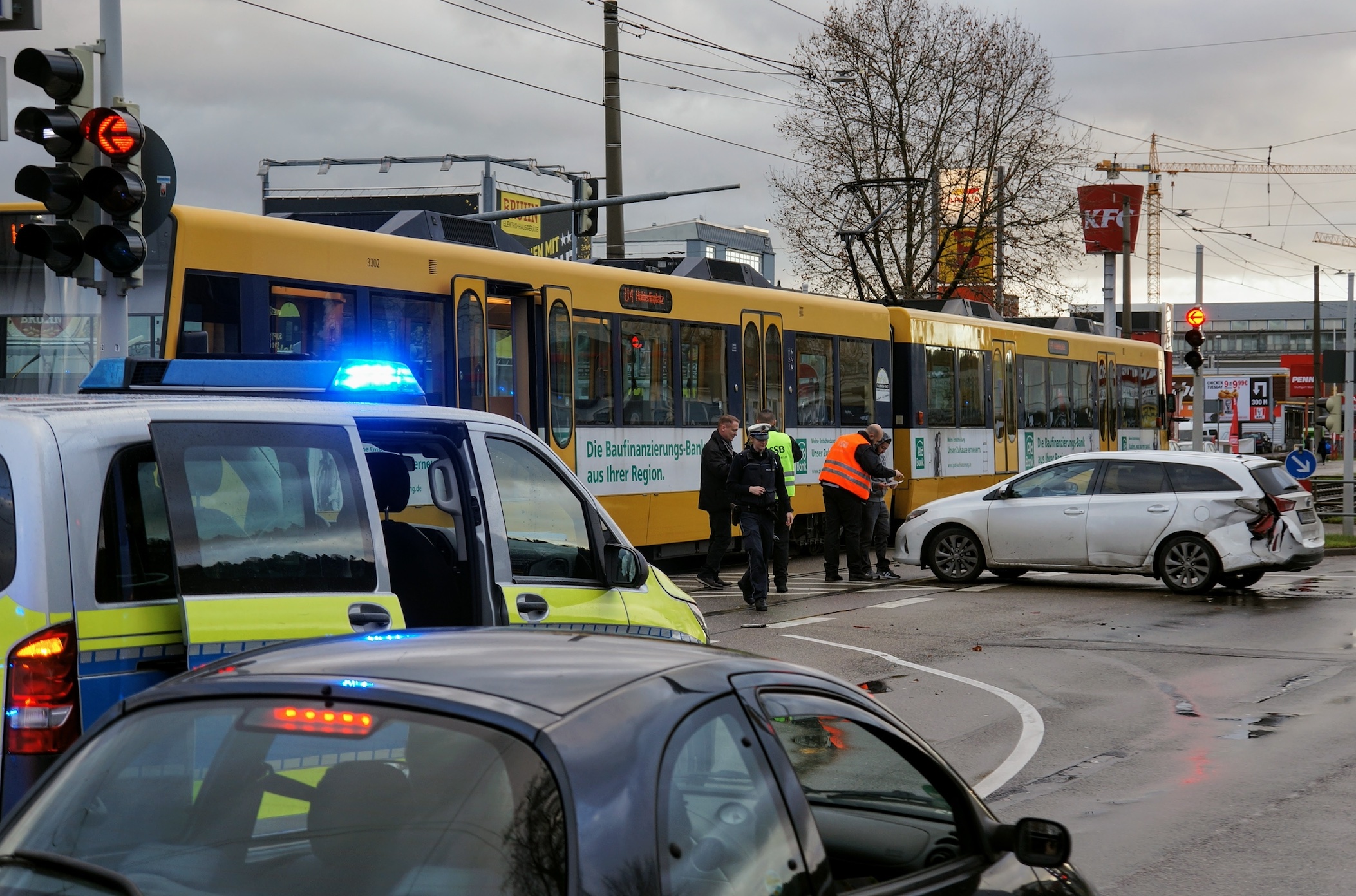 Accident between car and light rail with police present; image by _Leon, via Pixabay.com.